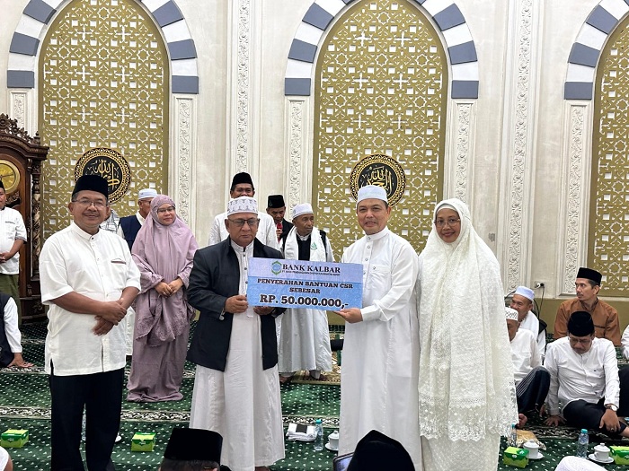 BANTUAN: Gubernur Kalimantan Barat Ria Norsan menyerahkan bantuan hibah dan perlengkapan ibadah kepada jamaah saat Safari Fajar di Masjid Besar Al-Manar, Tebas, Kabupaten Sambas.