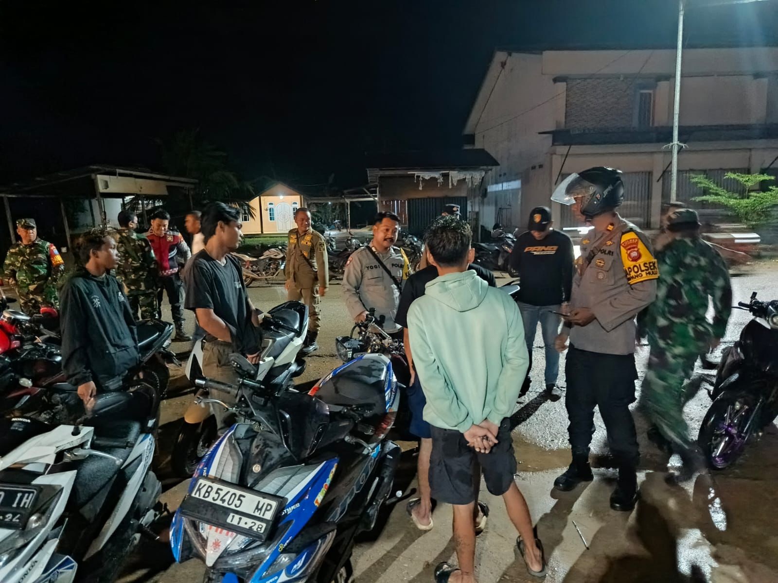 PENERTIBAN: Anggota Polsek Simpang Hulu menertibkan pengguna knalpot brong dan balap liar.