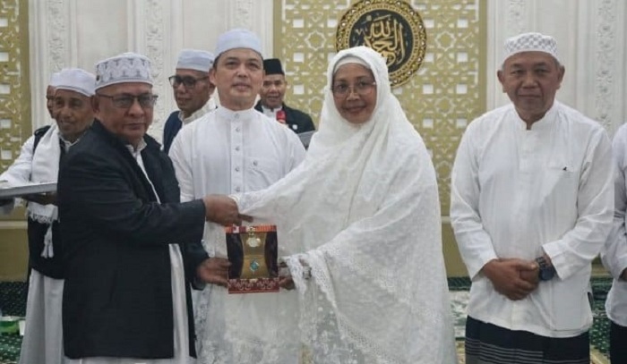 CENDERAMATA: Bupati Mempawah memberikan cenderamata saat melaksanakan Safari Fajar di Kabupaten Sambas
