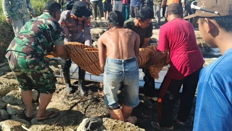 EVAKUASI: warga dan petugas saat mengevakuasi mayat korban dari TKP.