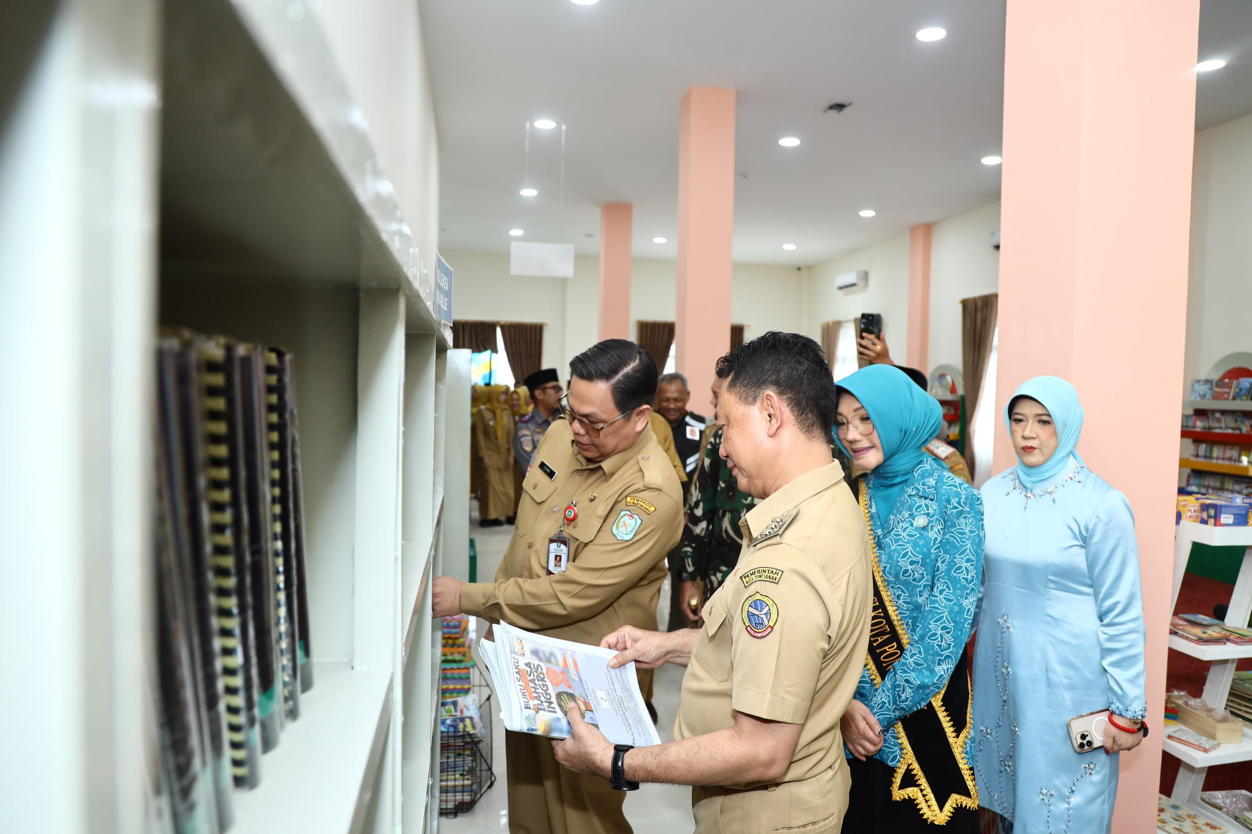 PERPUSTAKAAN KOTA: Gedung Layanan Perpustakaan baru di Jalan Ampera yang diresmikan oleh Wali Kota Pontianak Edi Rusdi Kamtono, Senin (29/12). Fasilitas ini diharapkan menjadi pusat literasi dan aktiv