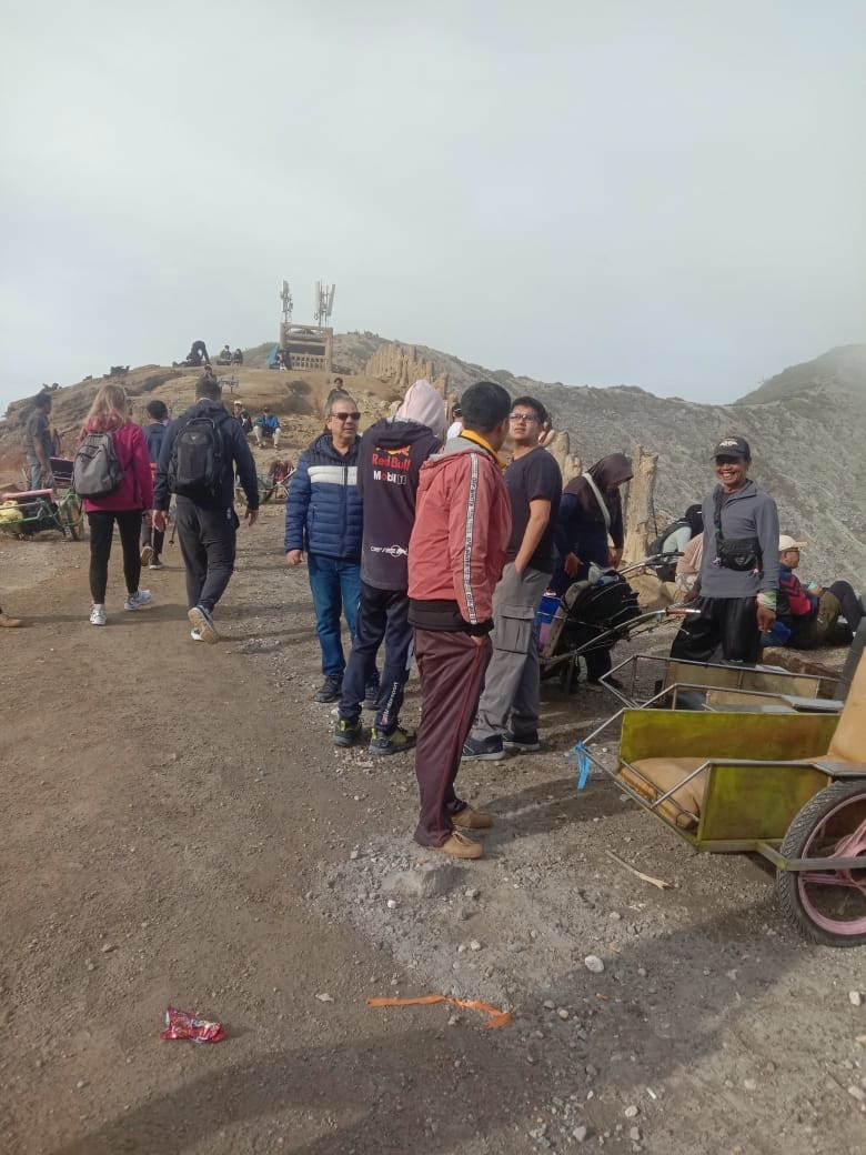 FAVORIT WISATAWAN: Pengunjung berada di Puncak Ijen saat libur Nataru (26/12). Meski blue fire tak terlihat, Ijen masih menjadi destinasi favorit. Foto kanan, wisata petik stroberi di Desa Tulungrejo,