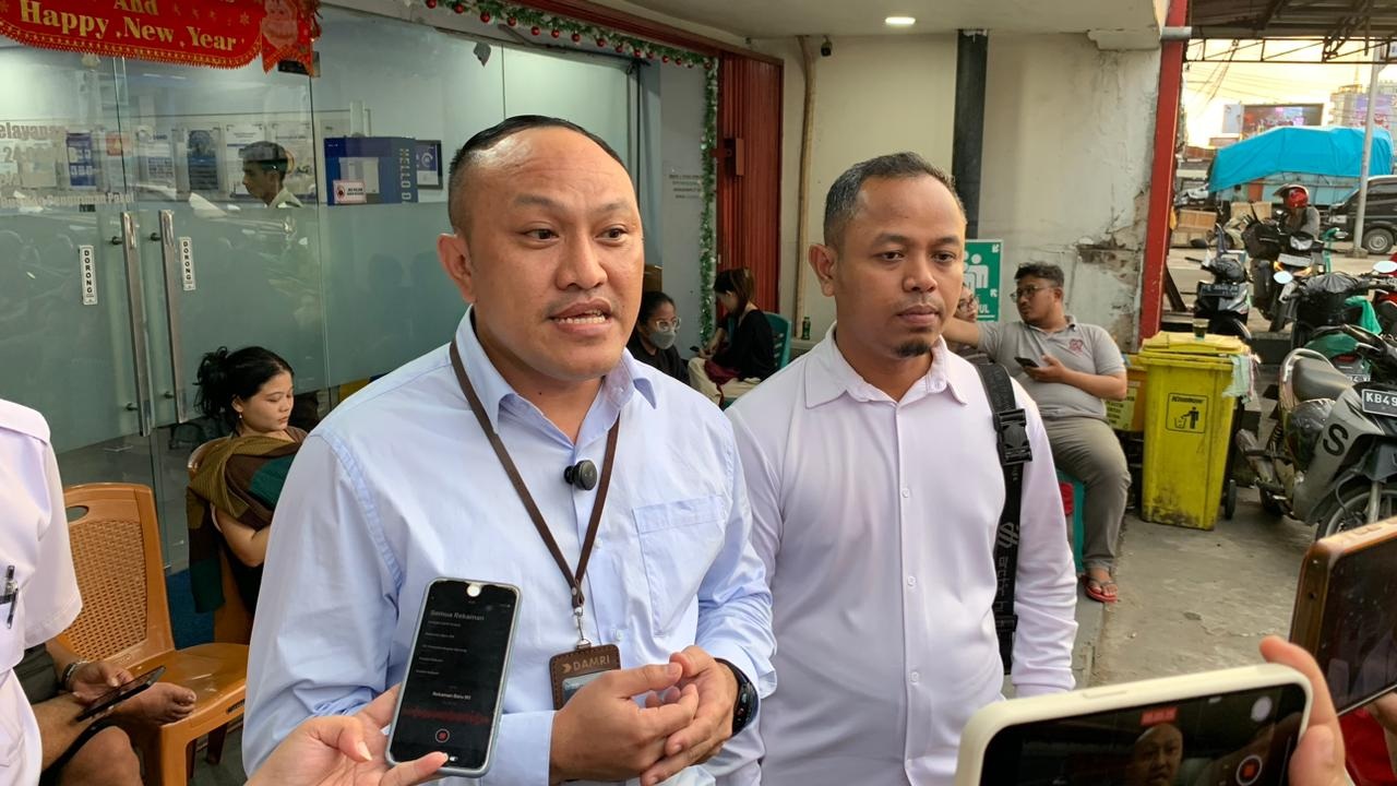 KETERANGAN: GM Perum DAMRI Cabang Pontianak, Ahmad Bukhari, memberikan keterangan kepada awak media terkait rencana pembukaan rute bus ALBN Putussibau&ndash;Kuching melalui PLBN Badau.
