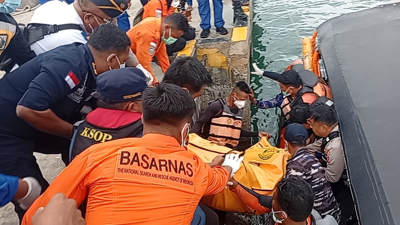 EVAKUASI: Petugas SAR mengevakuasi jenazah anak perempuan Fernando Martin Carreras, pelatih tim Valencia Putri B yang tenggelam saat menaiki KM Putri Sakinah.