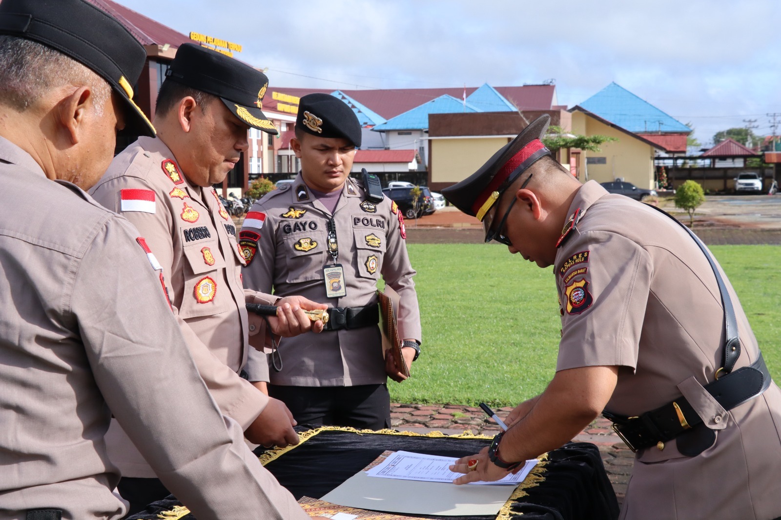 SERAH TERIMA: Kapolres Kapuas Hulu AKBP Roberto Aprianto Uda saat memimpin Sertijab dua Kapolsek pada Senin (29/12).
