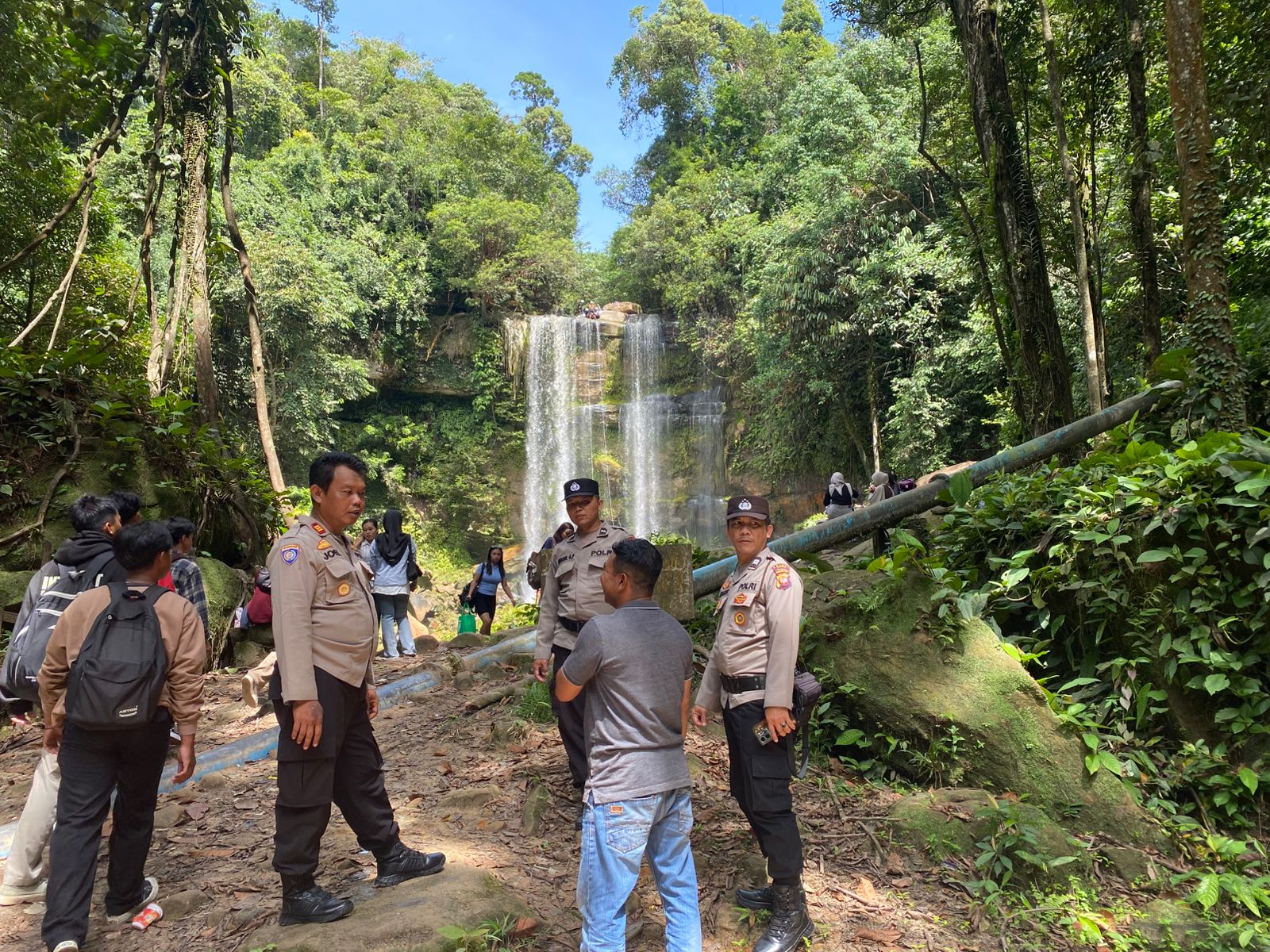 Personel Operasi Lilin Kapuas Polres menggelar patroli di objek wisata air terjung Setegung Desa Mungguk Kecamatan Ngabang pada Minggu (28/12) lalu.
