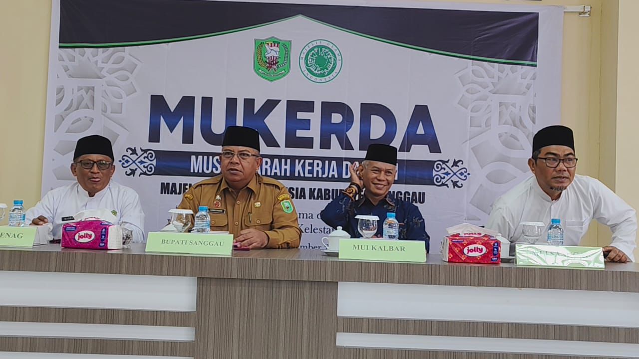 Sekda Kabupaten Sanggau Aswin Khatib membuka Mukerda MUI Sanggau Aula Gedung Pusat Layanan Haji dan Umroh pada Senin (29/12).