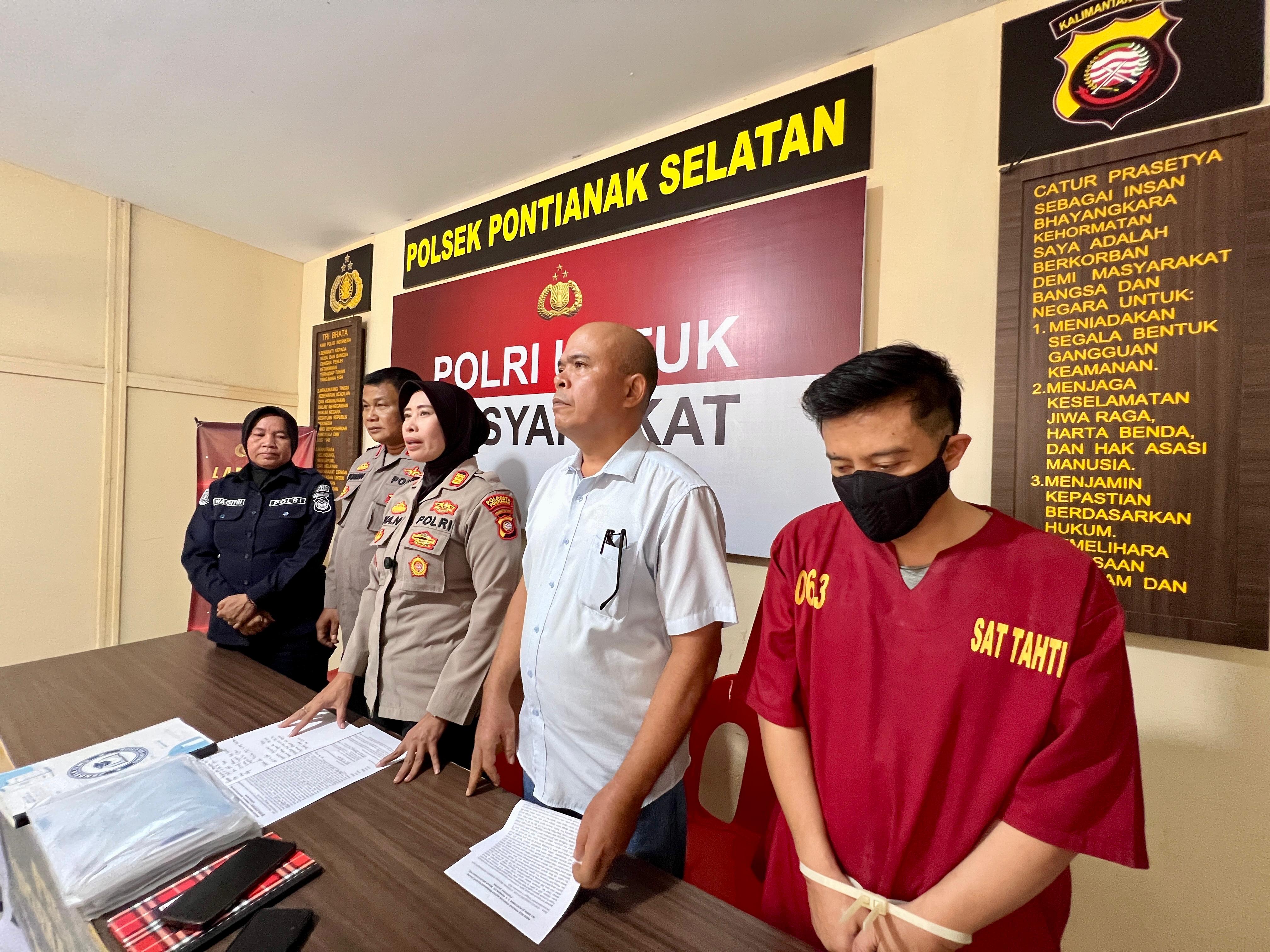 Kapolsek Pontianak Selatan, AKP Inayatun Nurhasanah (tengah) memberikan keterangan saat konferensi pers terkait pengungkapan kasus penipuan bimbingan belajar di beberapa SMP di Kota Pontianak.