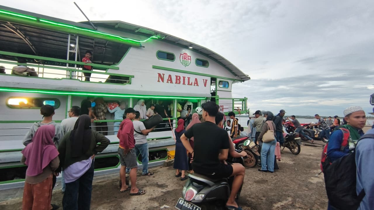 KAPAL: Suasana di Dermaga Kapal Klotok Teluk Batang&ndash;Rasau Jaya, Kecamatan Teluk Batang, Kabupaten Kayong Utara, Minggu (28/12) yang tampak ramai.