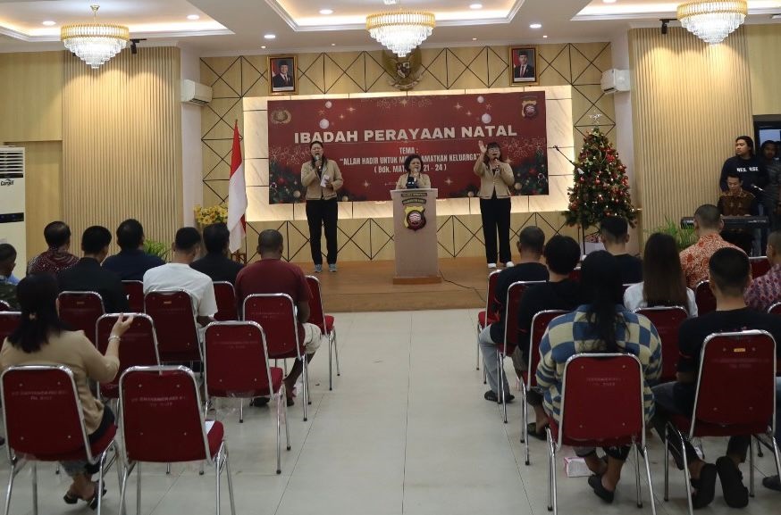 IBADAH NATAL: Para tahanan menjalankan ibadah Natal di Aula Mapolres Ketapang, Sabtu (27/12) lalu.