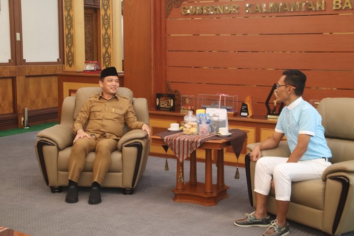 BINCANG: Gubernur Kalbar Ria Norsan saat berbincang dengan Corporate Communications Strategic Lion Air Group, Danang Mandala Prihantoro.