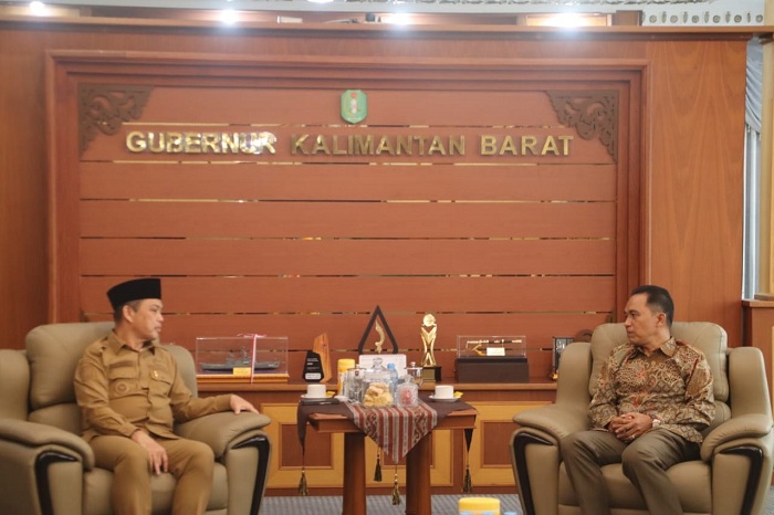 DIALOG: Gubernur Kalbar Ria Norsan saat berdialog dengan Ketua Dewan Pendidikan Kalbar Prof Martono.