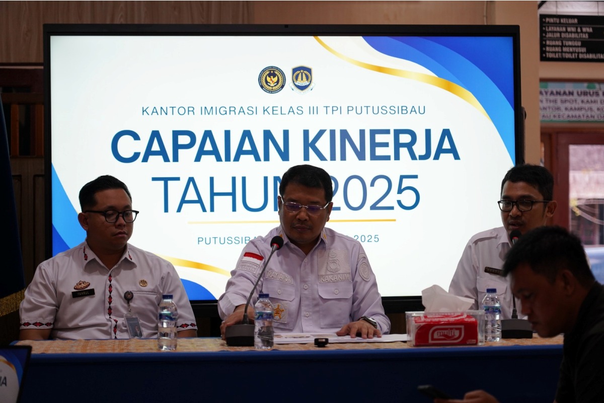 Kepala Imigrasi Putussibau Uray Aliandri saat menyampaikan capaian kerja mereka pada tahun 2025.