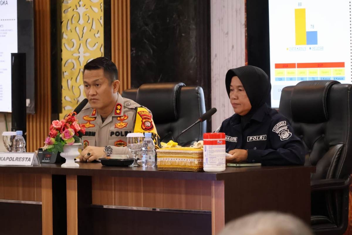 Waka Polresta Pontianak, AKBP Hendrawan (kiri)  menyampaikan konferensi pers akhir tahun 2025, di Mapolresta Pontianak, Selasa (30/12).