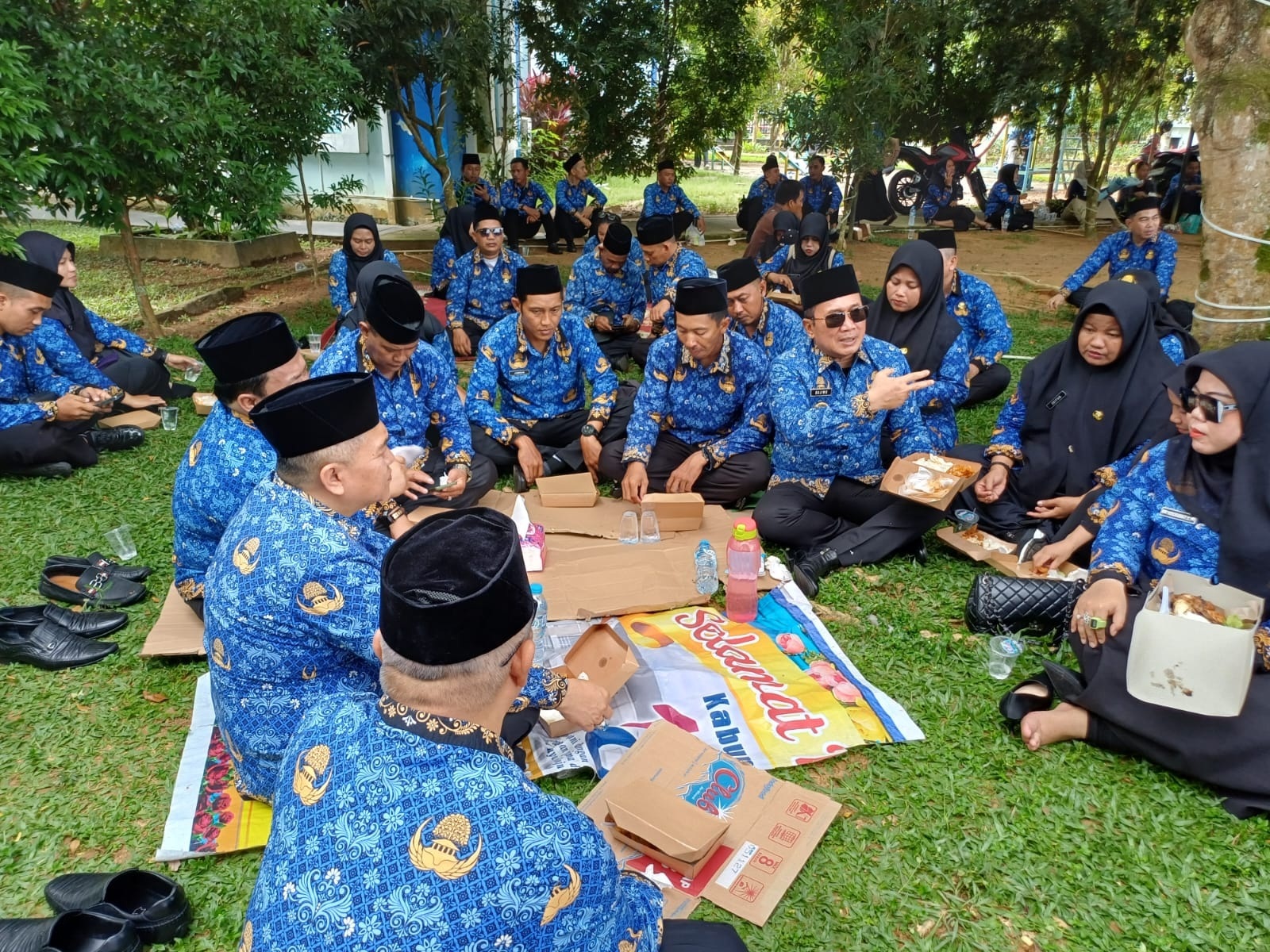 MAKAN BARENG: Bupati Kubu Raya Sujiwo makan bersama para PPPK sebagai bentuk kebersamaan di Halaman Kantor Bupati Kubu Raya.
