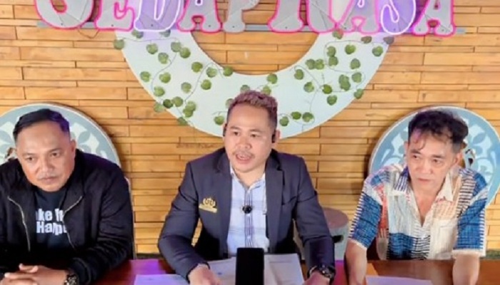 KETERANGAN: Kuasa hukum pemilik Restoran Unyuk-Unyuk Sedap Rasa, Rusliady (tengah) saat memberikan keterangan pers, Senin (29/12).
