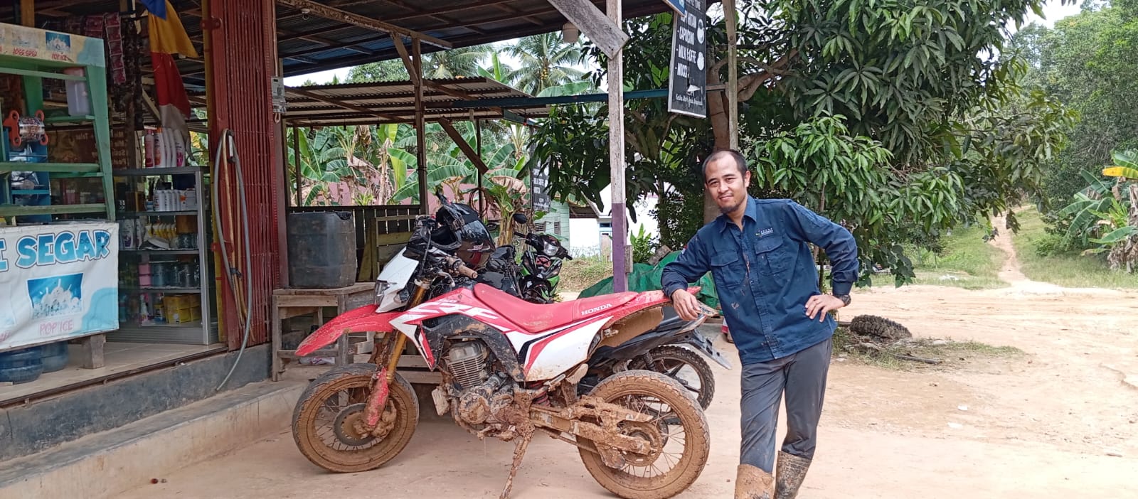 Assistant Account Executive Pupuk Indonesia, Nugroho Triyatma bersama kendaraannya menyusuri hingga di daerah perhuluan Kalimantan Barat guna memastikan pupuk bersubsidi sampai ke petani.