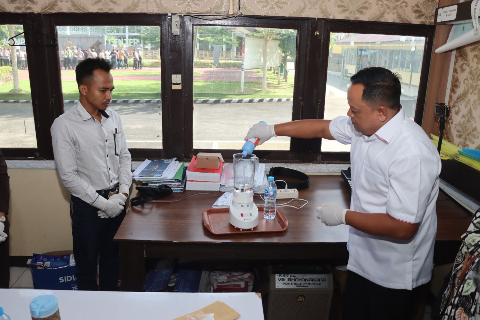 MUSNAHKAN: Kasatres Narkoba Polres Mempawah Iptu Agus Trimarsono memimpin pemusnahan barang bukti sabu seberat 12,67 gram di Mapolres Mempawah, Selasa (30/12).