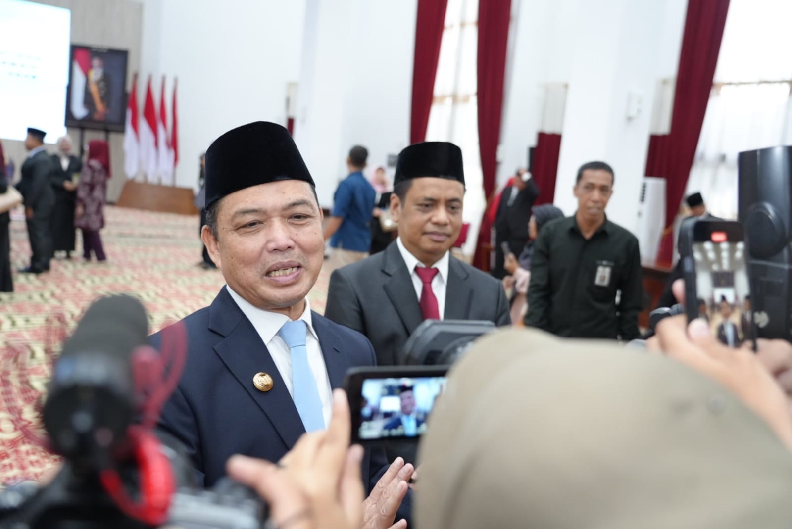 PELANTIKAN: Gubernur Kalbar Ria Norsan berbicara di depan awak media usai melantik komisioner KPID Kalbar, kemarin.