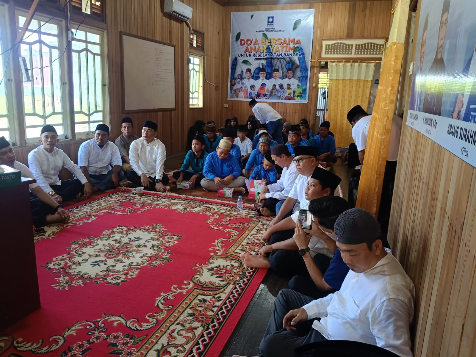 SANTUNAN: Doa bersama anak yatim untuk keselamatan bangsa Indonesia dilakukan DPD PAN Kapuas Hulu pada Selasa (30/12).
