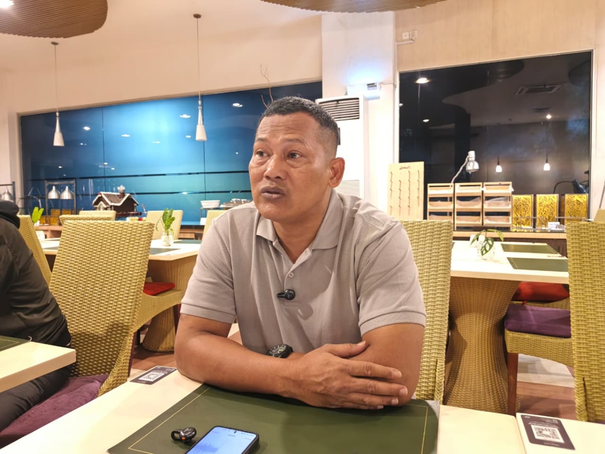 Ketua MPW PP Kalbar, Abriansyah memberikan keterangan kepada awak media usai mempertemukan pengurus Pemuda Pancasila yang berselisih, Selasa (30/12) malam.