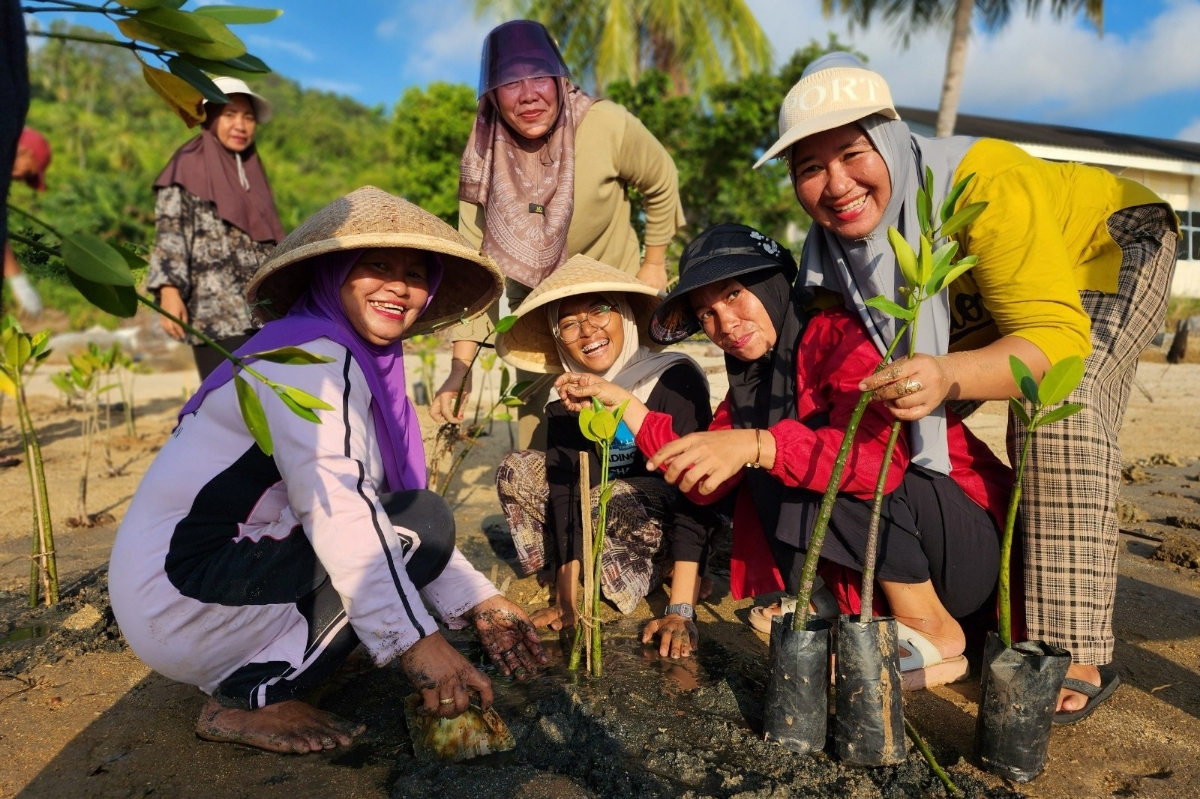 Perempuan Desa Telaga belajar membatik dengan memanfaatkan pewarna natural yang diekstrak secara bijak dari kulit batang mangrove.
