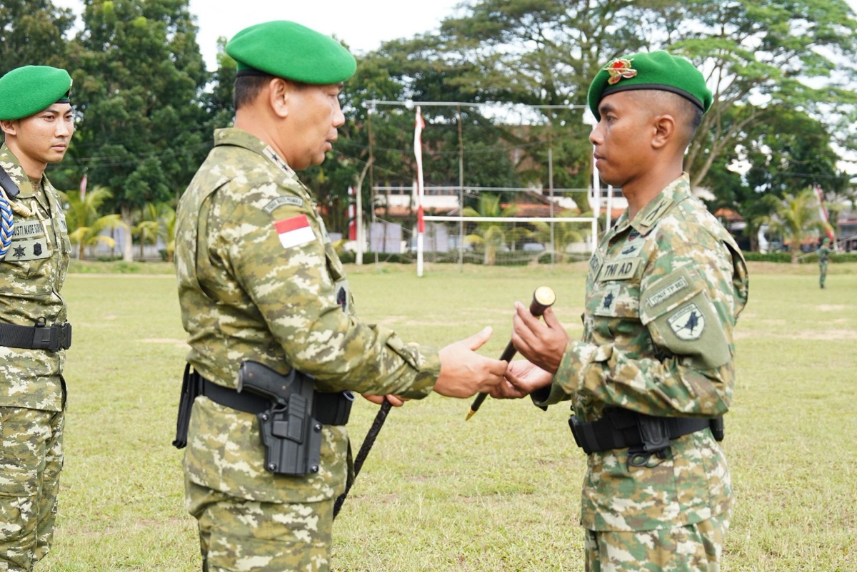 Pangdam XII/Tanjungpura Mayjen TNI Jamallulael menyerahkan jabatan Danyonif TP 882/Hulubalang kepada Mayor Inf Ricky Fauzie dalam upacara di Marshalling Area Yonif TP 882/HB, Kubu Raya, Selasa (30/12)
