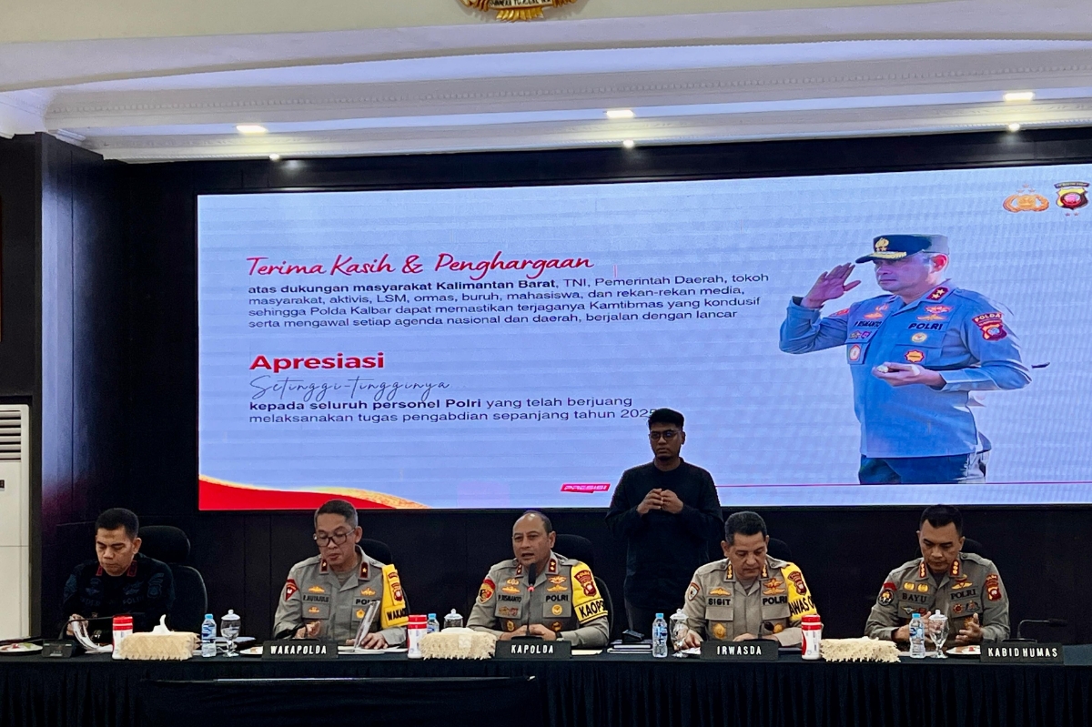 Kapolda Kalbar Irjen Pol Pipit Rismanto (tengah) menyampaikan konferensi pers akhir tahun 2025, di Mapolda Kalbar, Rabu (31/12).