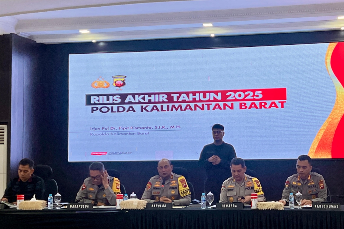 Kapolda Kalbar Irjen Pol Pipit Rismanto (tengah) menyampaikan konferensi pers akhir tahun 2025, di Mapolda Kalbar, Rabu (31/12).