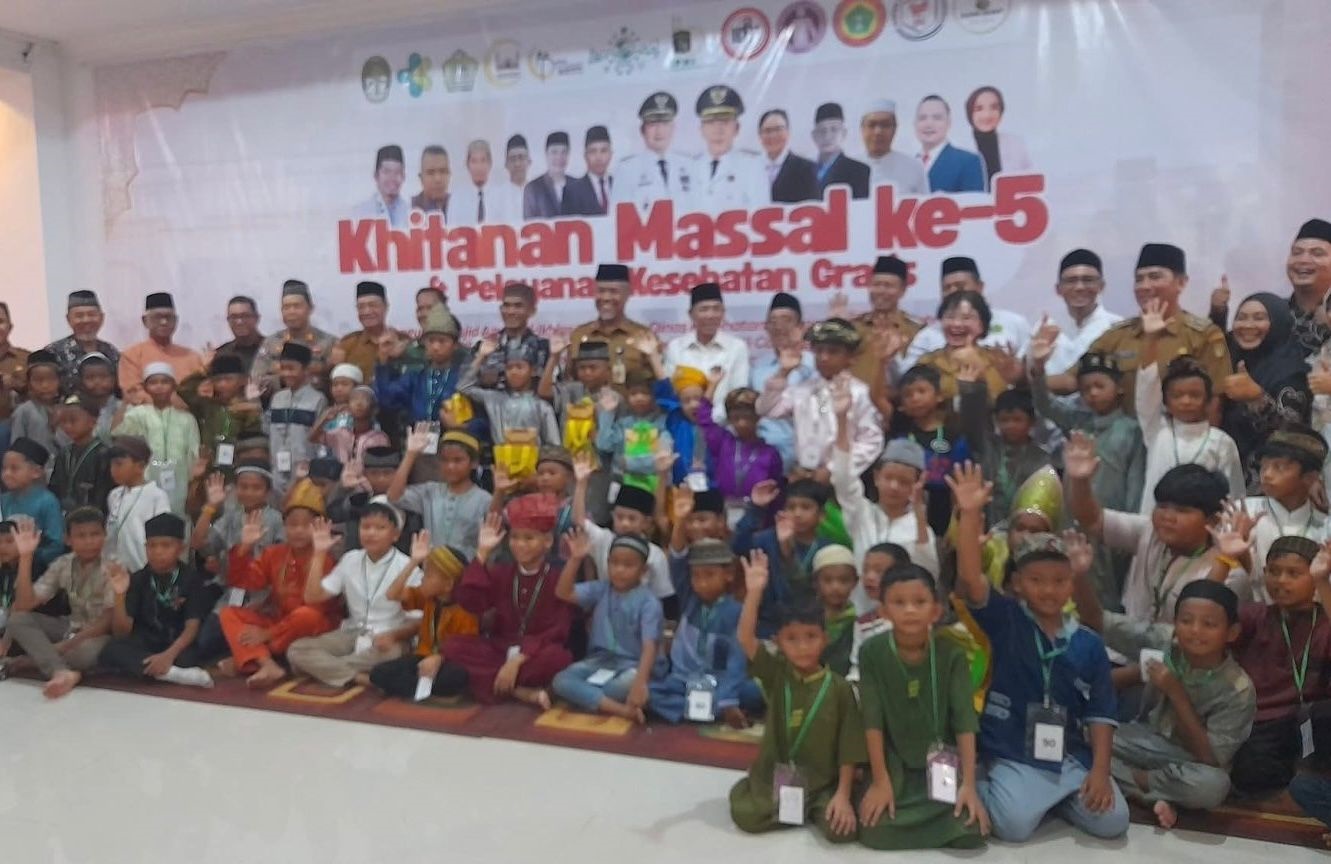 SUNATAN MASSAL: Peserta sunatan massal terlihat bersemangat sebelum dikhitan di Masjid Agung Al-Ikhlas Ketapang, Selasa (30/12).