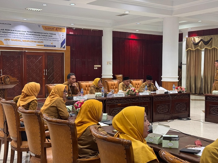 RAPAT: Bupati Mempawah Erlina memimpin Rapat Pengawasan Daerah dan pemutakhiran tindak lanjut rekomendasi hasil pemeriksaan 2025 di Aula Kantor Bupati Mempawah, Selasa (30/12).