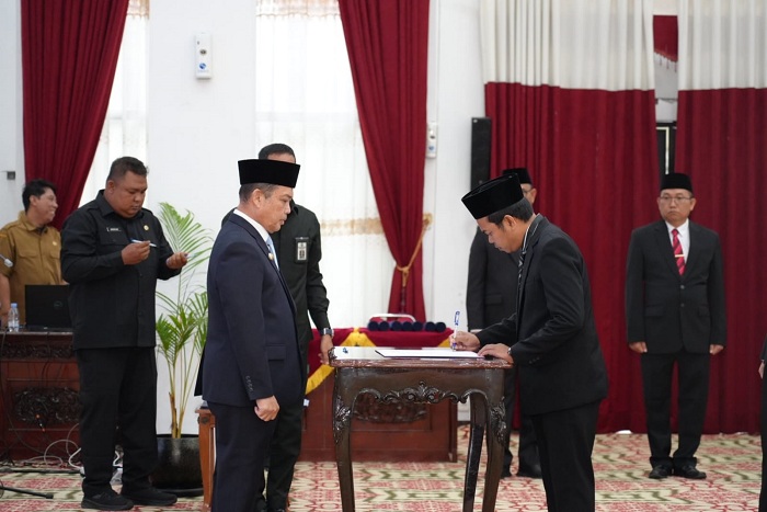 PELANTIKAN: Gubernur Ria Norsan menyaksikan penandatanganan berkas saat pelantikan KPID Periode 2025-2028.