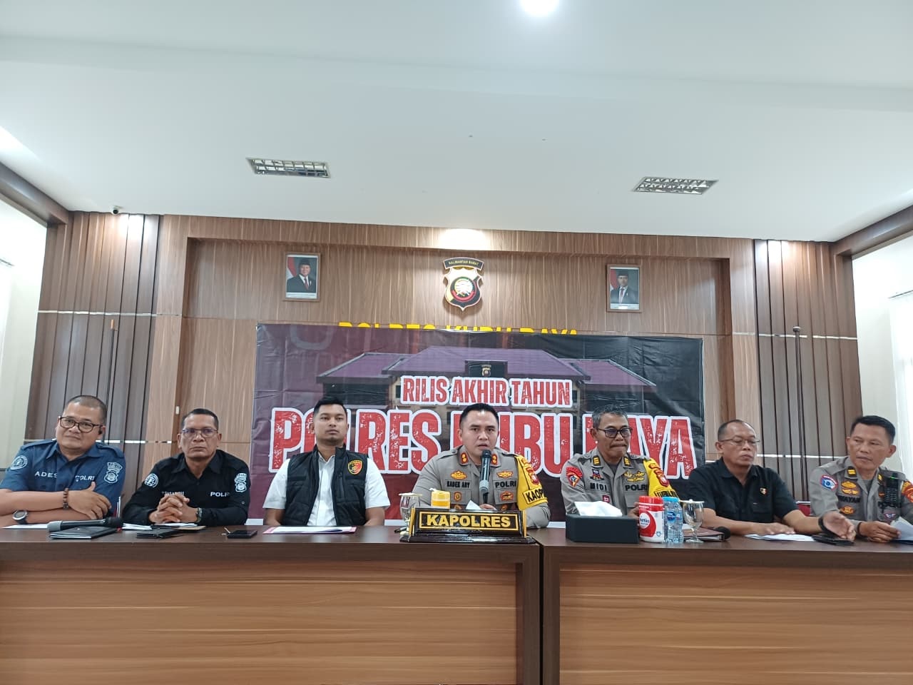 RILIS AKHIR TAHUN: Kapolres AKBP Kadek Ary Mahardika bersama PJU Polres Kubu Raya memaparkan hasil penanganan tindak pidana sepanjang tahun 2025 dalam rilis akhir tahun, Selasa (30/12), di Aula Mapolr