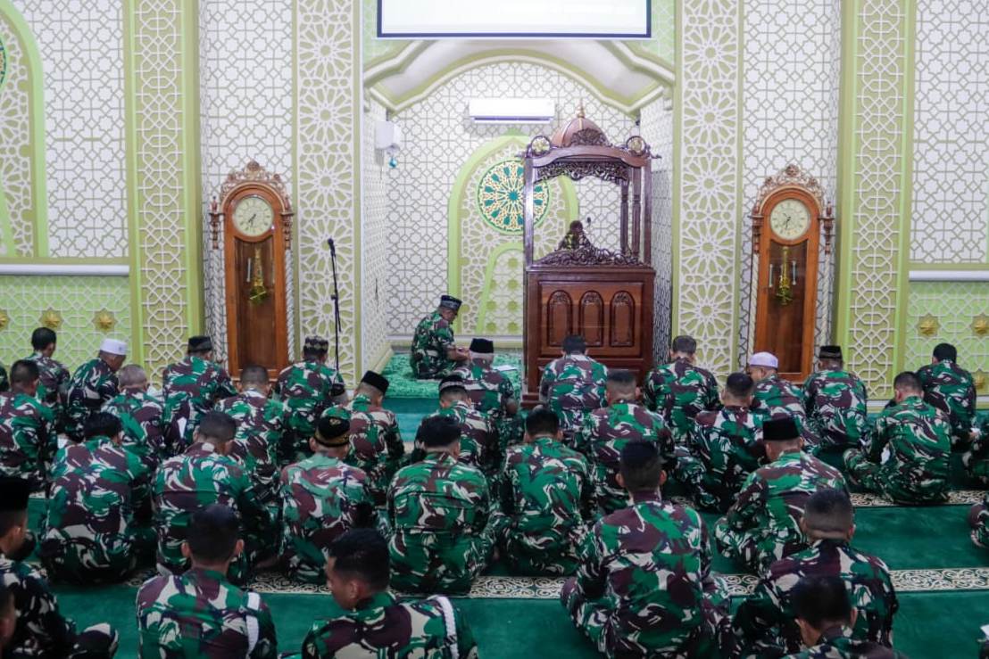 Keluarga besar Kodam XII/Tanjungpura menggelar doa bersama pada malam pergantian tahun, Rabu (31/12), sebagai ungkapan syukur sekaligus empati bagi korban bencana alam di Sumatra.
