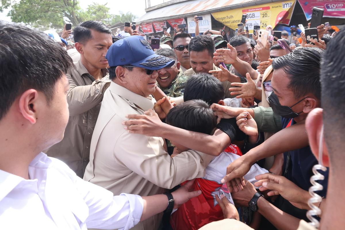 Presiden RI Prabowo Subianto meninjau pembangunan hunian sementara (huntara) di Lapangan Sepak Bola Bukit Rata, Kabupaten Aceh Tamiang, Kamis (1/1).