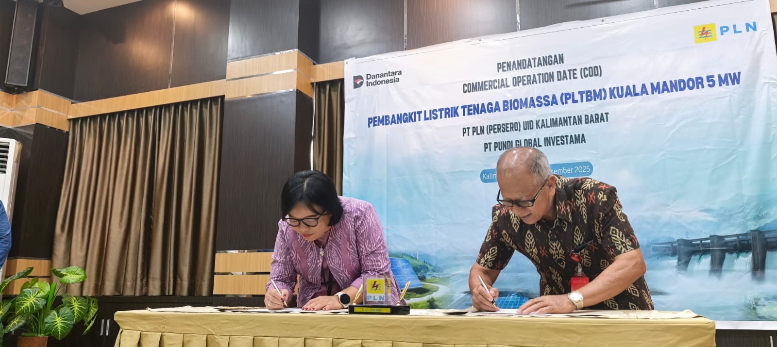 General Manager PLN UID Kalimantan Barat, Maria G.I. Gunawan (kiri), bersama Direktur Utama PT Pundi Global Investama, Suroso Mitrohardjono (kanan) sedang menandatangani Commercial Operation Date