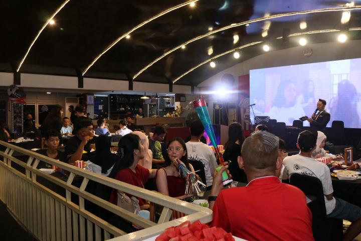 Suasana Gala Dinner Tahun Baru 2026 yang berlangsung hangat dan sederhana di tengah pergantian tahun yang lebih hening.