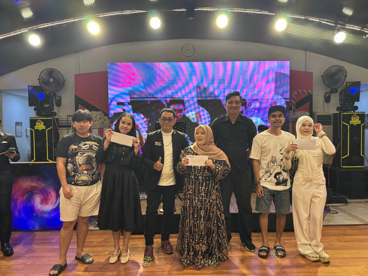 Momen penyerahan hadiah kepada tamu dalam suasana Gala Dinner Tahun Baru bertema perfilman di Pontianak.
