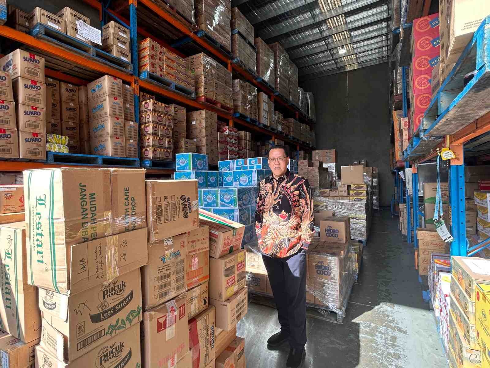GELUTI BISNIS: Antonius Auwyang di salah satu warehouse miliknya di Lidcombe, New South Wales, Australia.