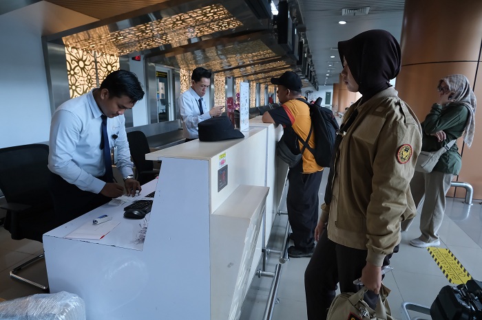 Petugas maskapai melayani proses tiket calon penumpang pesawat di terminal keberangkatan Bandara Internasional Supadio, Kabupaten Kubu Raya, Kamis (18/12/2025). Angkasa Pura Indonesia selaku pengelola Bandara Supadio Pontianak memprediksi lonjakan trafik 