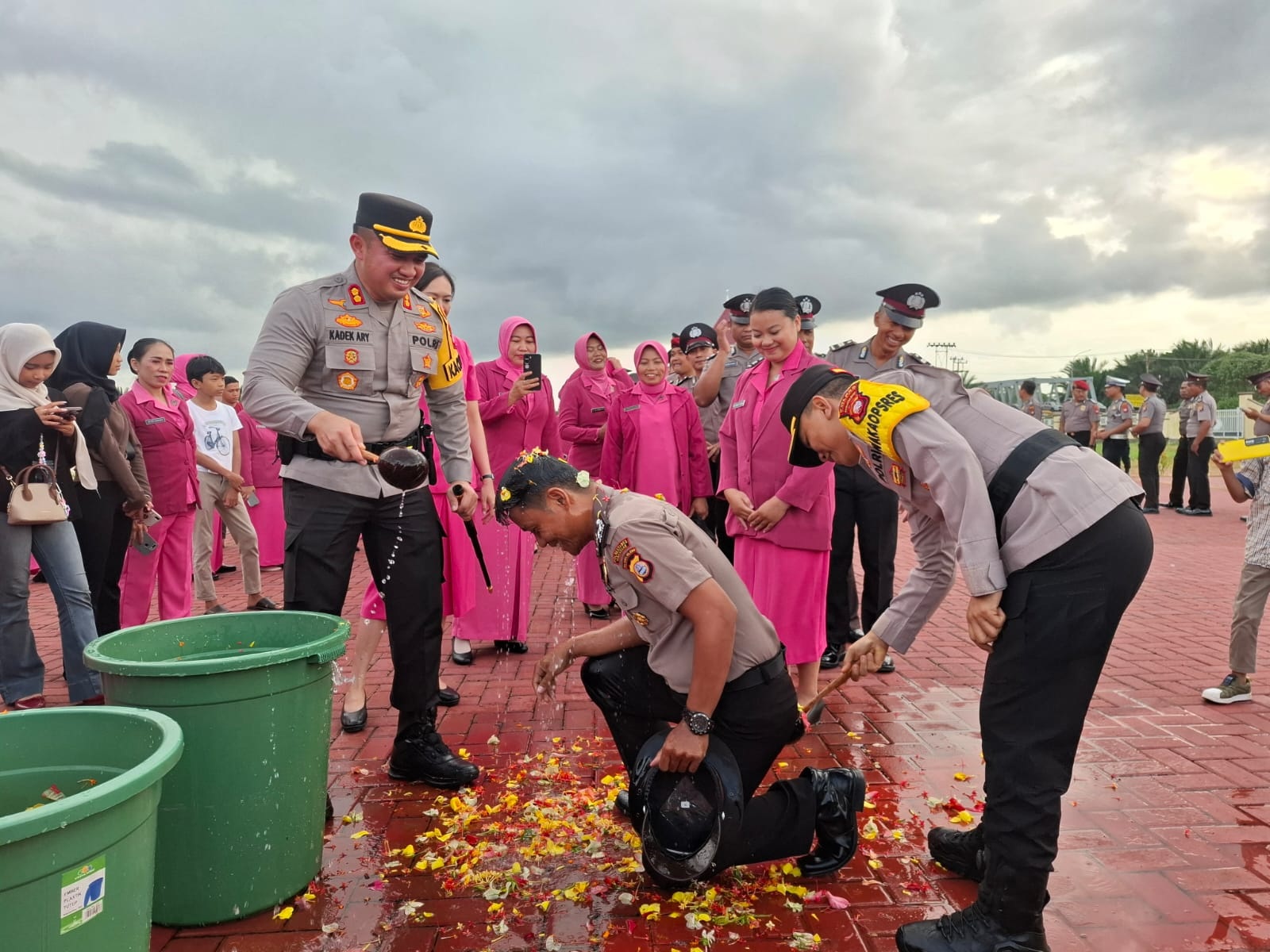 SIRAMAN: Momen mandi kembang mewarnai upacara Korps Raport yang dipimpin Kapolres Kubu Raya, AKBP Kadek Ary Mahardika di Mapolres Kubu Raya pada Rabu (31/12). Sebanyal 79 personel mendapatkan kenaikan