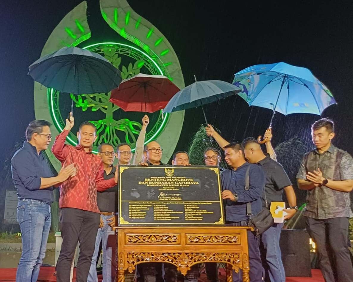 IKON: Disaksikan masyarakat dan pelaku usaha, Bupati Kubu Raya, Sujiwo meresmikan Tugu Mangrove di Bundaran GAFORAYA pada malam pergantian tahun 2025 menuju 2026, Rabu (31/12) lalu.