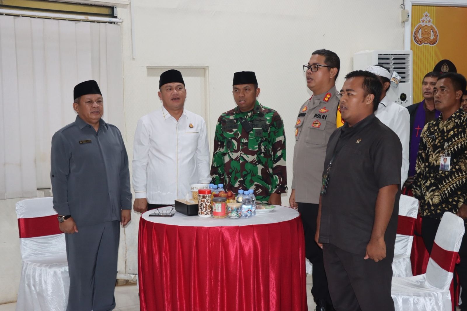 Ketua DPRD Mempawah Safruddin Asra (paling kiri) bersama Kapolres dan jajaran Forkopimda Mempawah saat menghadiri kegiatan doa bersama lintas agama pada Rabu (31/12).