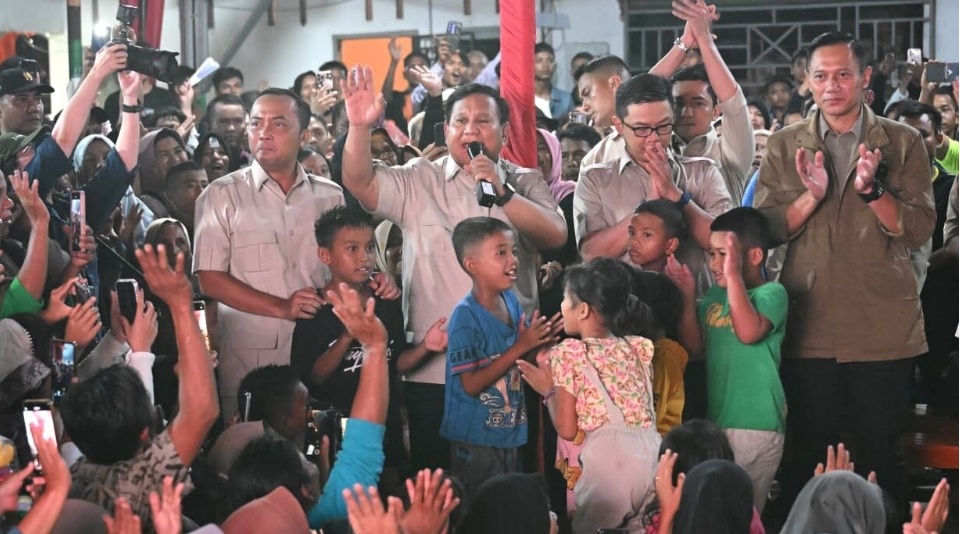 SAPA ANAK-ANAK: Presiden Prabowo Subianto menyapa anak-anak di pengungsian Desa Batu Hula, Kecamatan Batang Toru, Kabupaten Tapanuli Selatan, Rabu (31/12). Prabowo menghabiskan malam Tahun Baru 2026