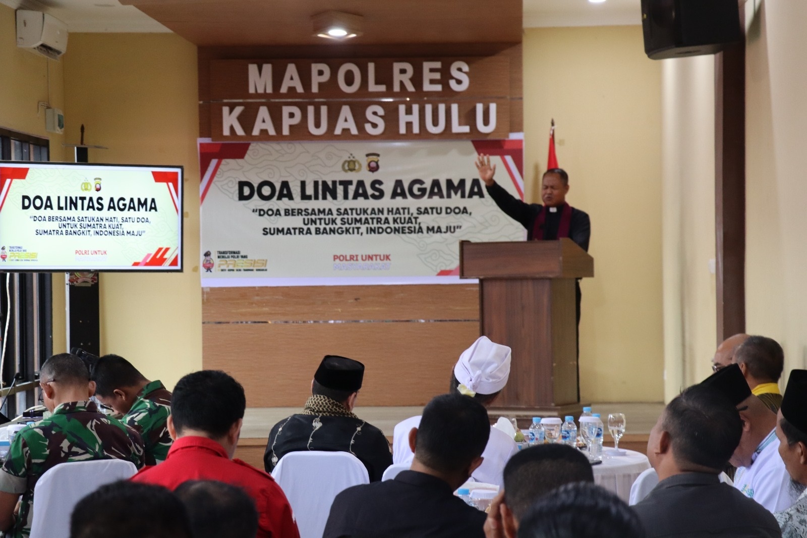 DOA BERSAMA: Doa lintas agama yang dilaksanakan Polres Kapuas Hulu untuk mendoakan warga Sumatra yang terkena bencana.