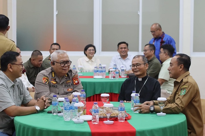 OPEN HOUSE: Wagub Krisantus Kurniawan saat menghadiri Open House Syukuran Natal 2025 dan penyambutan Tahun Baru 2026 yang digelar di Keuskupan Agung Pontianak.