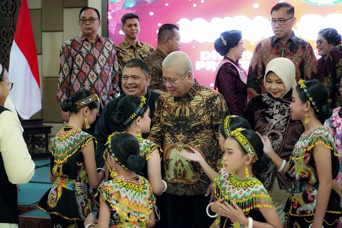 NATAL BERSAMA: Sekda Kalbar, Harisson, bersama istrinya sekaligus Ketua DWP Kalbar, Windy Prihastari, bercengkerama dengan anak-anak saat menghadiri Perayaan Natal Bersama Dharma Wanita Persatuan (DWP