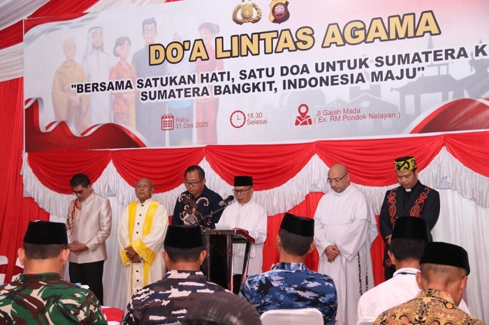 DOA BERSAMA: Para tokoh agama yang hadir dalam  agenda doa lintas agama yang menjadi rangkaian kegiatan akhir tahun.