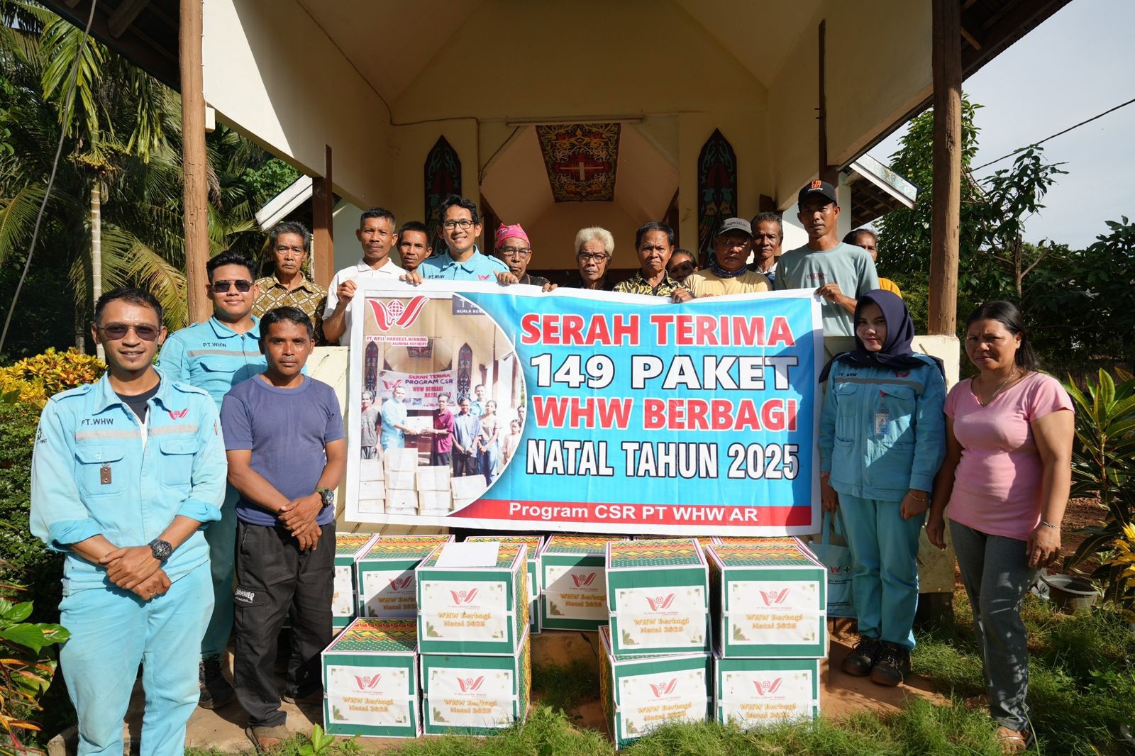 BANTUAN: Perwakilan PT. WHW menyerahkan bantuan kepada masyarakat yang merayakan Natal 2025.