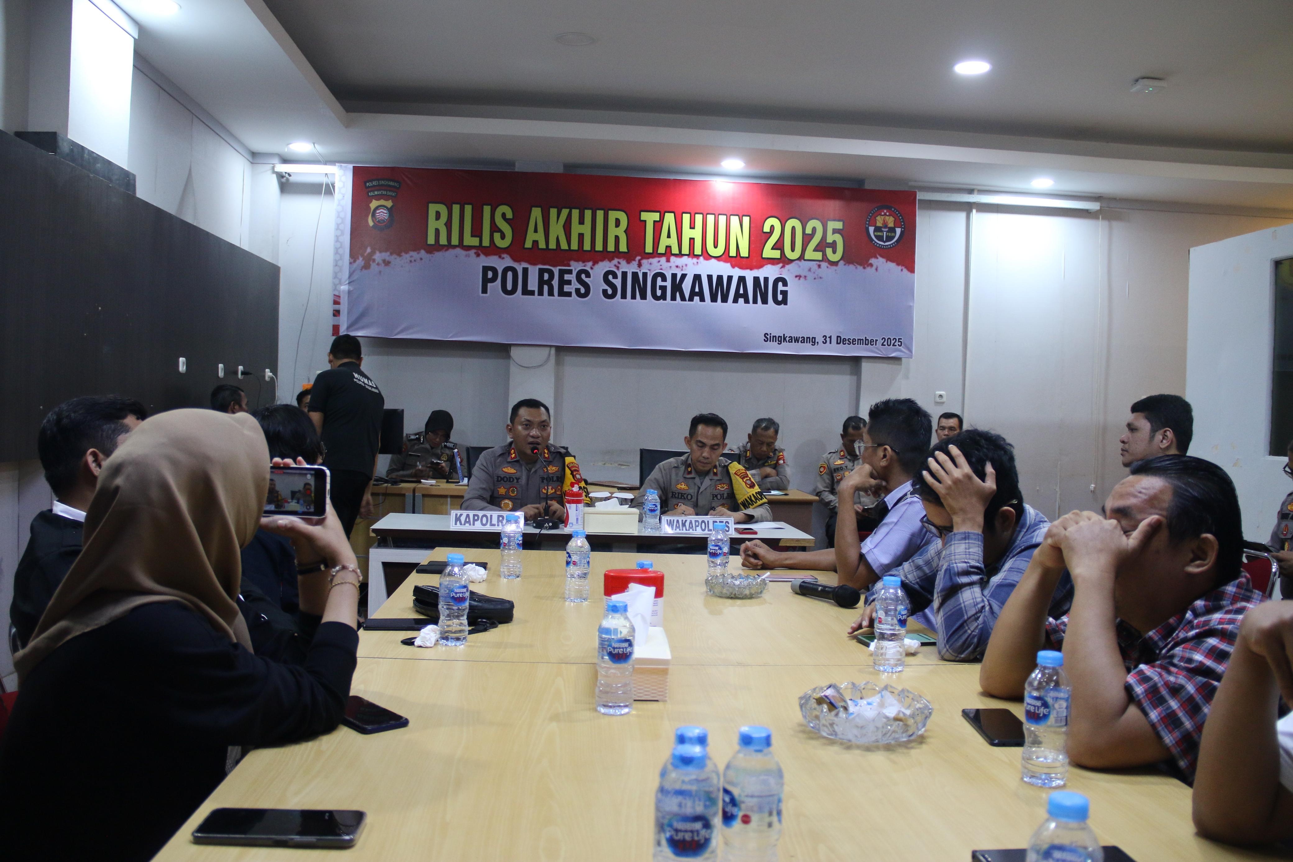 TEMU MEDIA: Suasana kegiatan temu media akhir tahun di Mapolres Singkawang, kemarin.